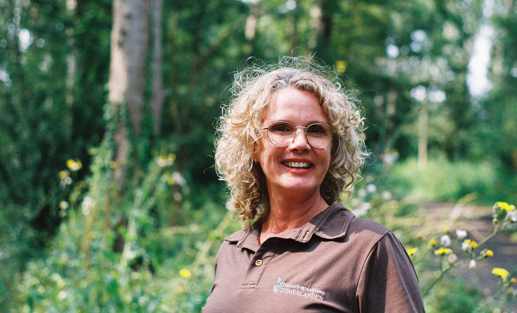 Natuurbeheerder Annemarie in het oude bos van Zomerlanden.